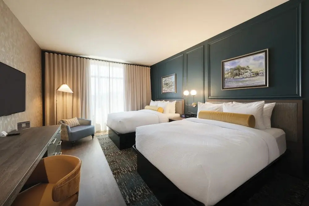Standard Quadruple room with city view