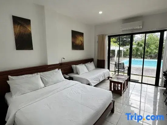 Standard Triple room with garden view