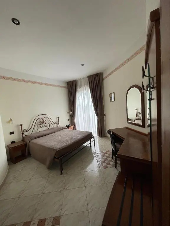 Deluxe Double room (full double bed)