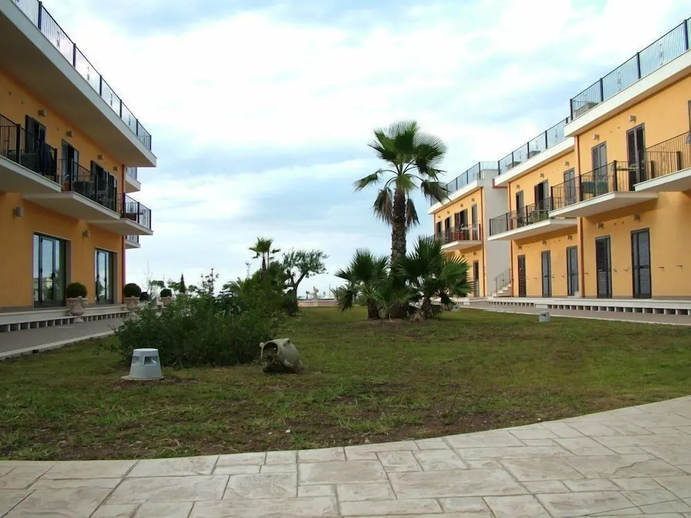 Royals Gate Hotel
