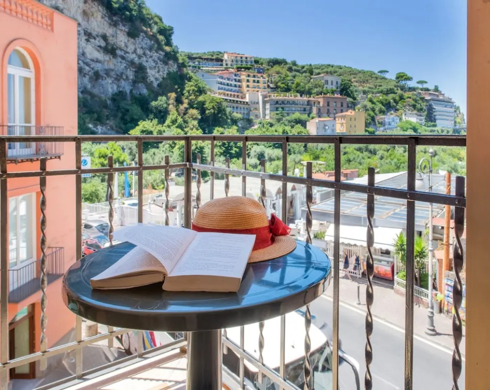 Classic Double room with balcony (full double bed)