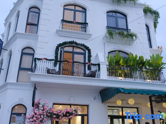 Les Amis Phu Quoc - Grand World whole house 18 pax, near the beach.