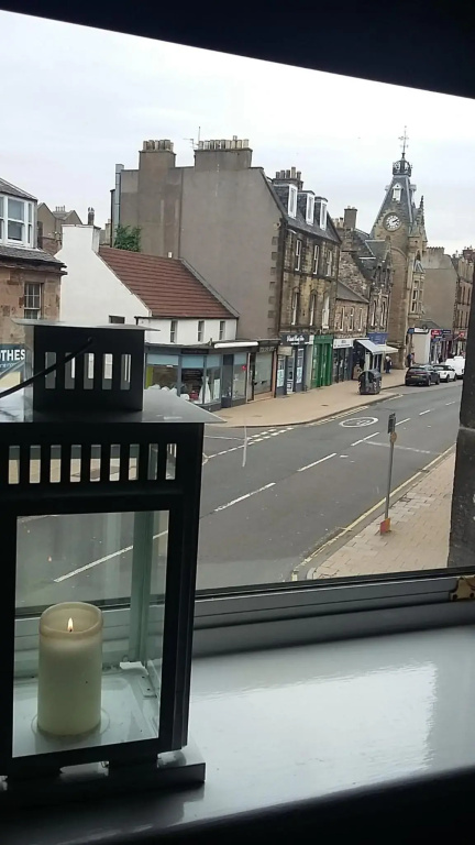 Edinburgh TWO BEDROOM apartment with free side street parking 24 hours