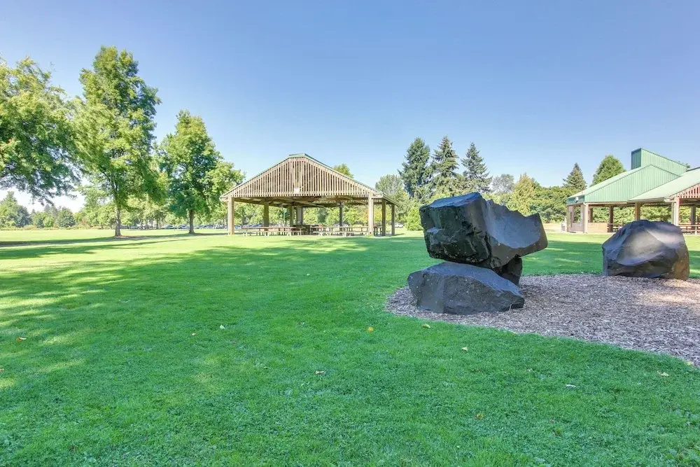 Pet-friendly Home w/ Yard, 2 Mi to Autzen Stadium