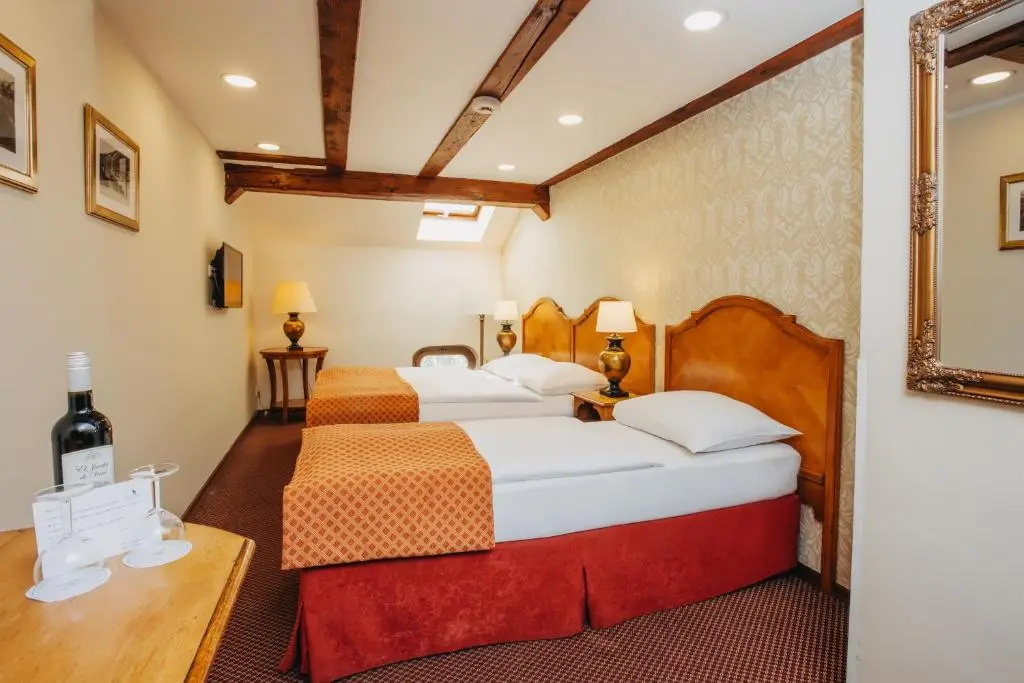 Standard Triple room
