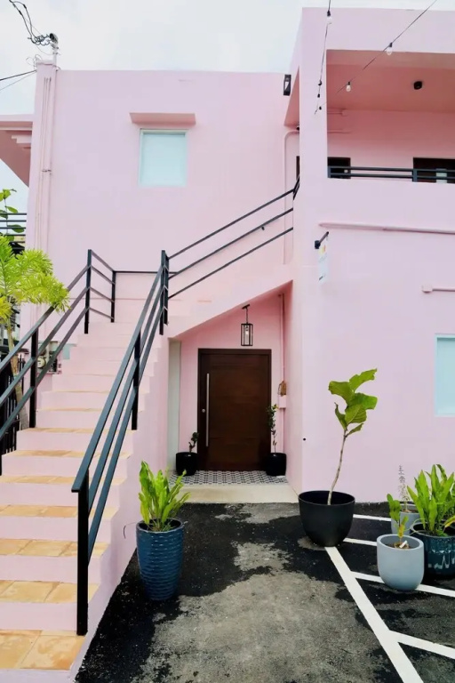 Room 8: Colorful Crash Pad Near Cerra Art