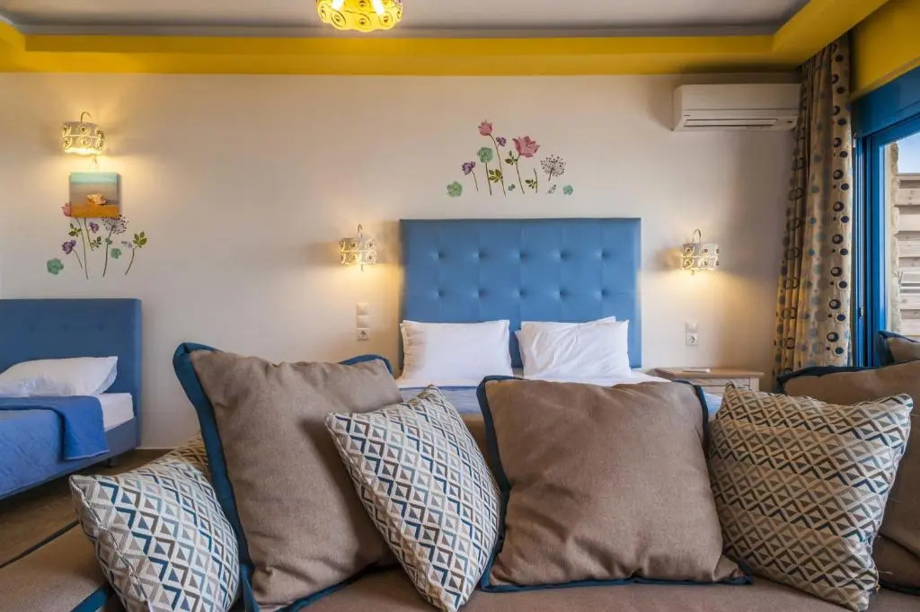 Standard Quadruple room with partial sea view