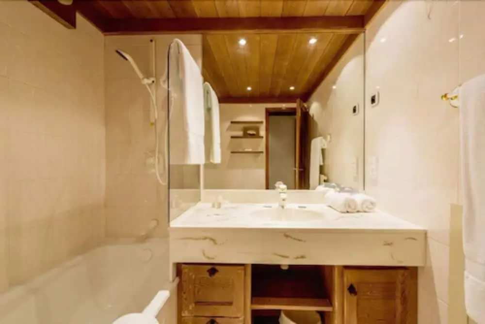 Deluxe Double room (full double bed)