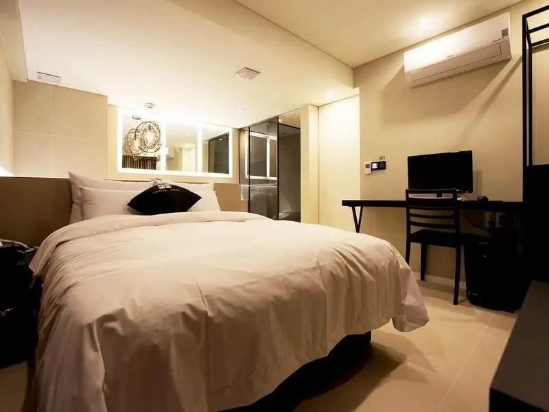 Double Suite (full double bed)