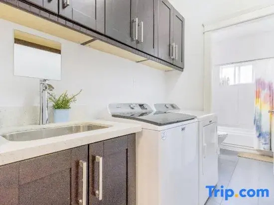 Sweet Home-Separate Entry-Near YVR Airport & Skytrain & Costco