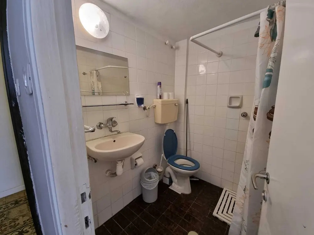 Economy room