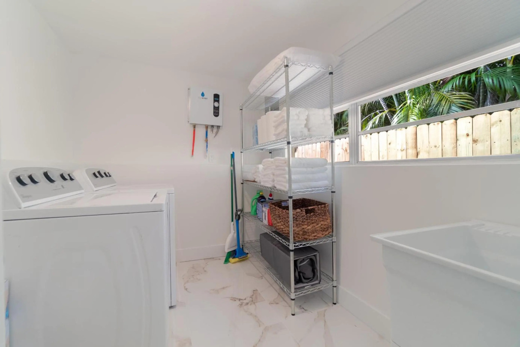 Beautiful Luxury Open Concept 5 Bedroom 3 Bathroom Modern Home
