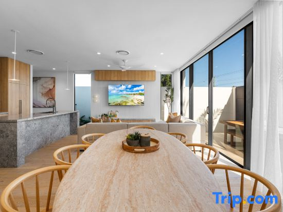 Surfers Paradise 3 Bedroom Luxury Villas with Garage
