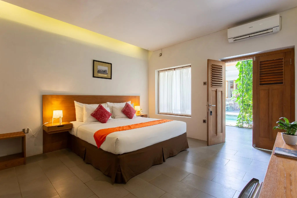 Deluxe Double room with pool view full double bed