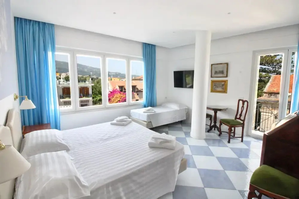 Standard Triple room