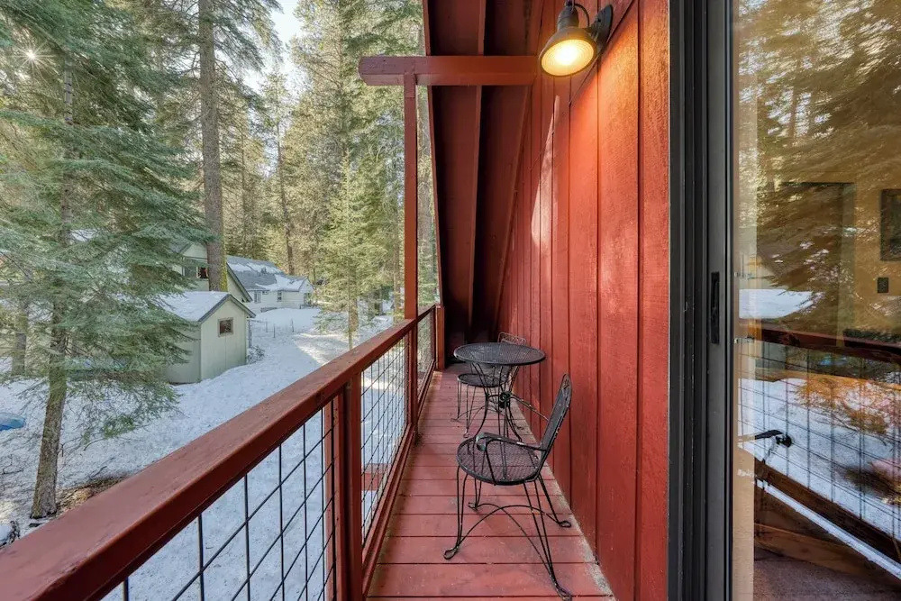 Mountain Cabin w/ Fireplace, Balcony & Easy Ski Access Bear Americana