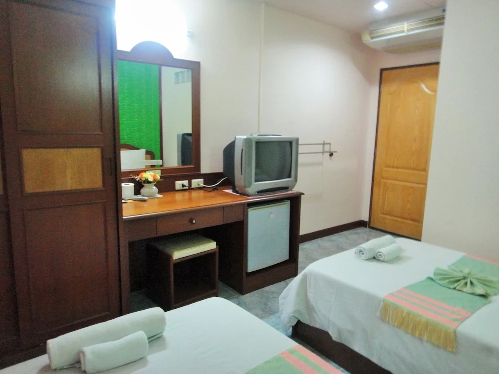 Трёхместный семейный номер Standard односпальная кровать в Thepparat Lodge Krabi