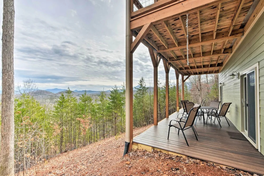 Hiawassee Home w/ Views < 1 Mi to Lake Chatuge