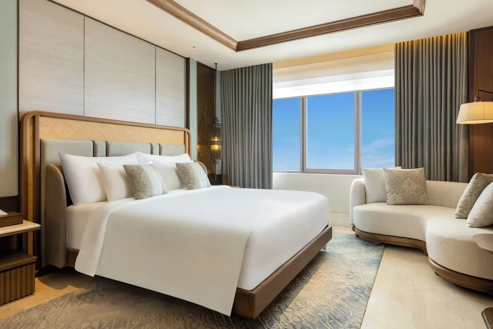 Grand Double room with pool view (full double bed)