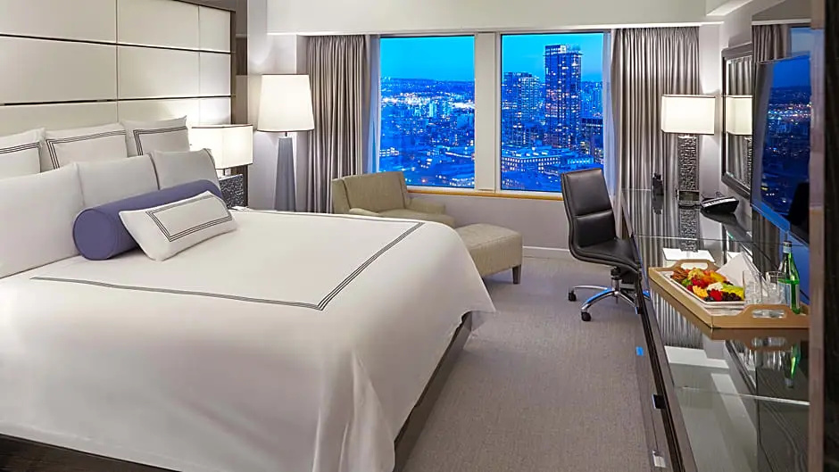 Standard Double Club room with city view (full double bed)