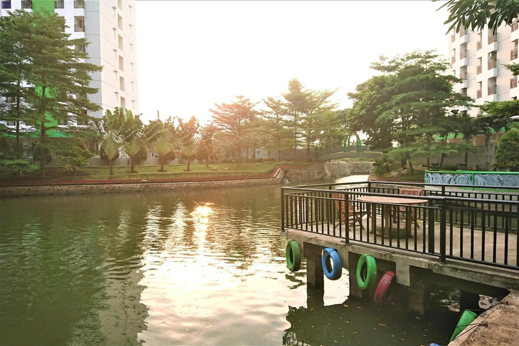 Apartment Green Lake View Ciputat by Celebrity Room By Zuzu