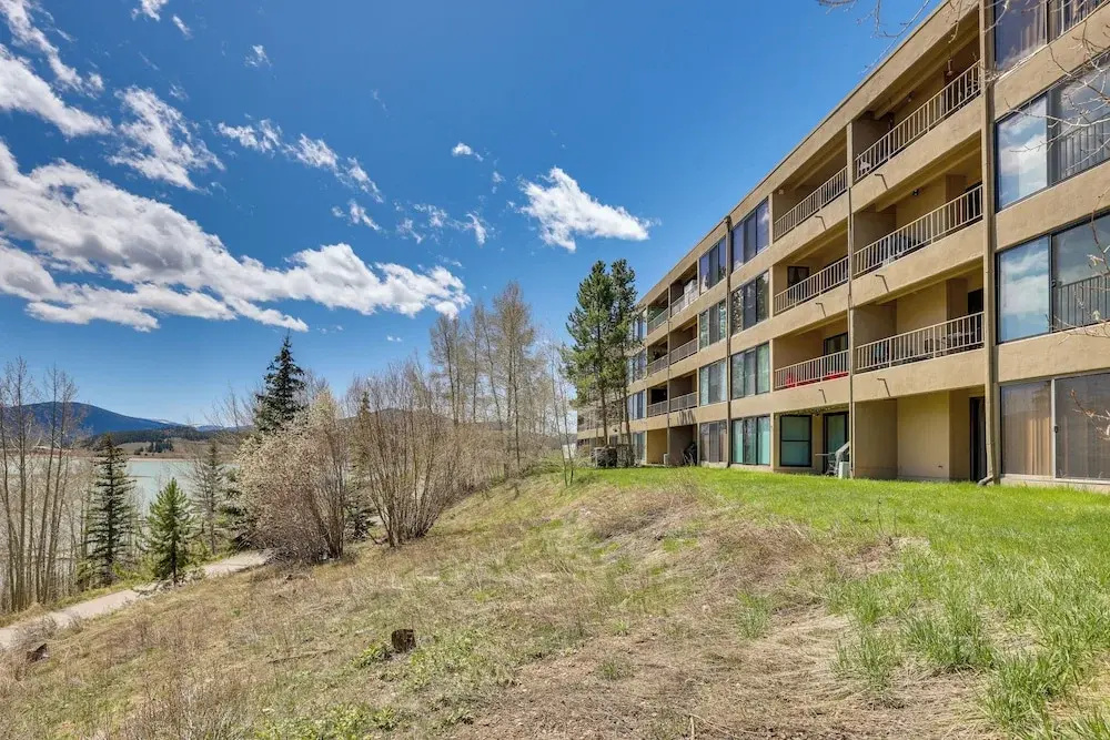 Mtn & Reservoir Views: Cozy Dillon Condo!