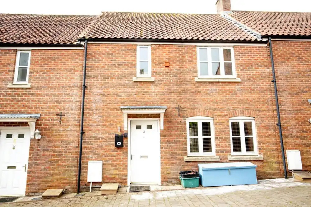 House Sleeps 4 With Parking and Garden