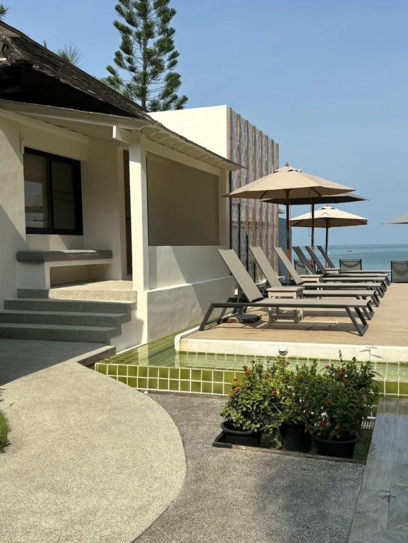 Suite with balcony and beachfront