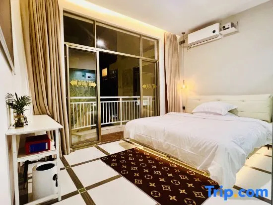 Deluxe Double room with street view (full double bed)