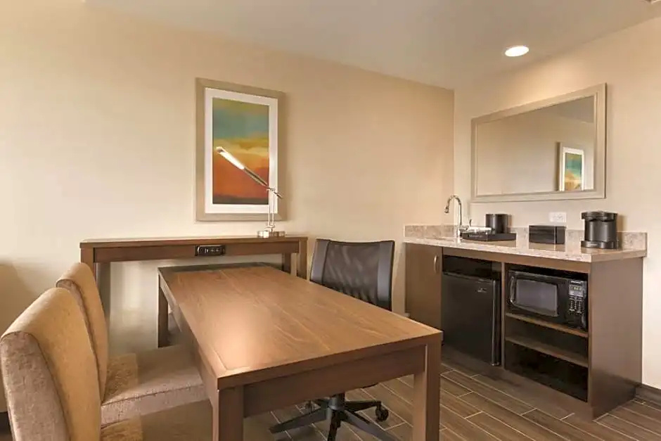 Embassy Suites by Hilton Akron Canton Airport - Chambres