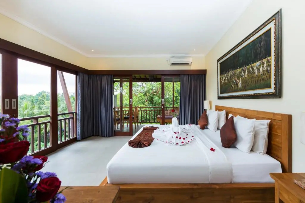 Suite with pool view