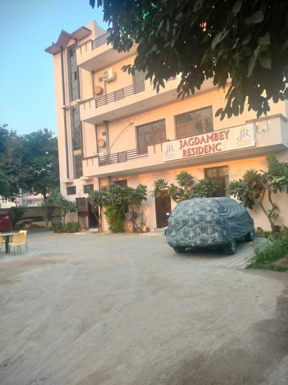Jagdambey Hotel