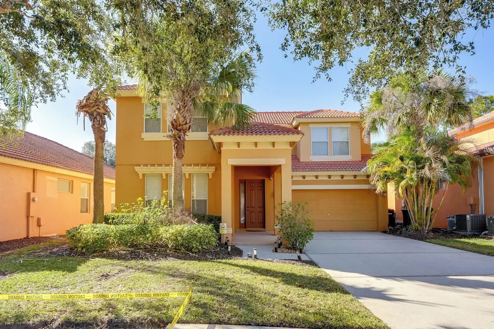 Poolside Living: Family Retreat 12 Mi to Disney