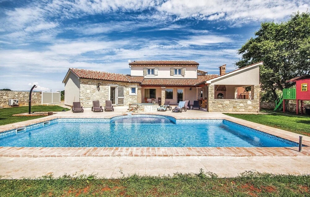Stunning Home in Valtura With Jacuzzi, Wifi and 4 Bedrooms