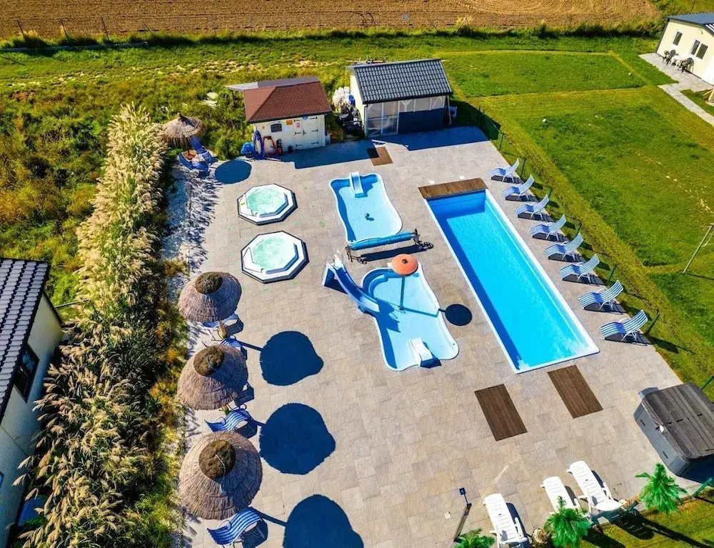 Single-story Holiday Home, Pool, Jacuzzi