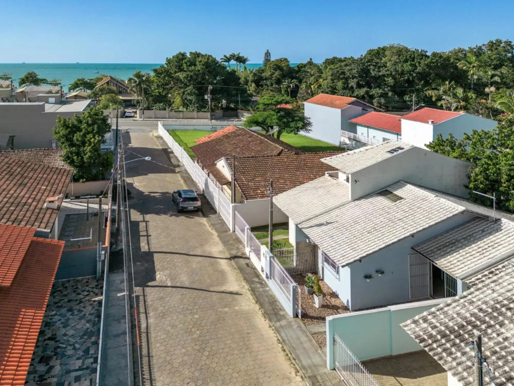 Linda casa a 150m da praia e prox ao Beto Carrero