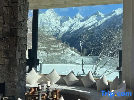 Siguniang Mountain Starry Peak Moonlit Cliff Retreat（Changping Valley）