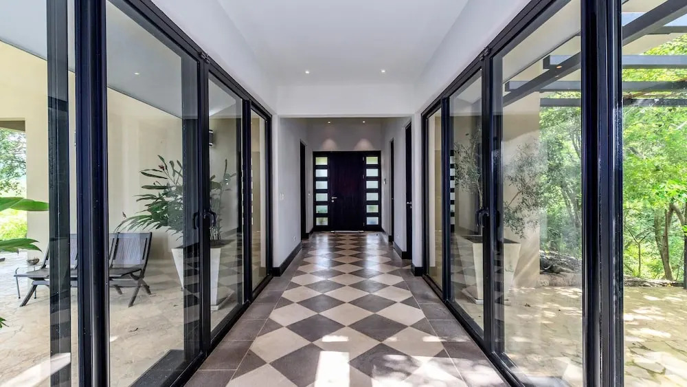 Huge, Breathtaking Hillside Home With Private Pool and Sweeping Views - фото 10