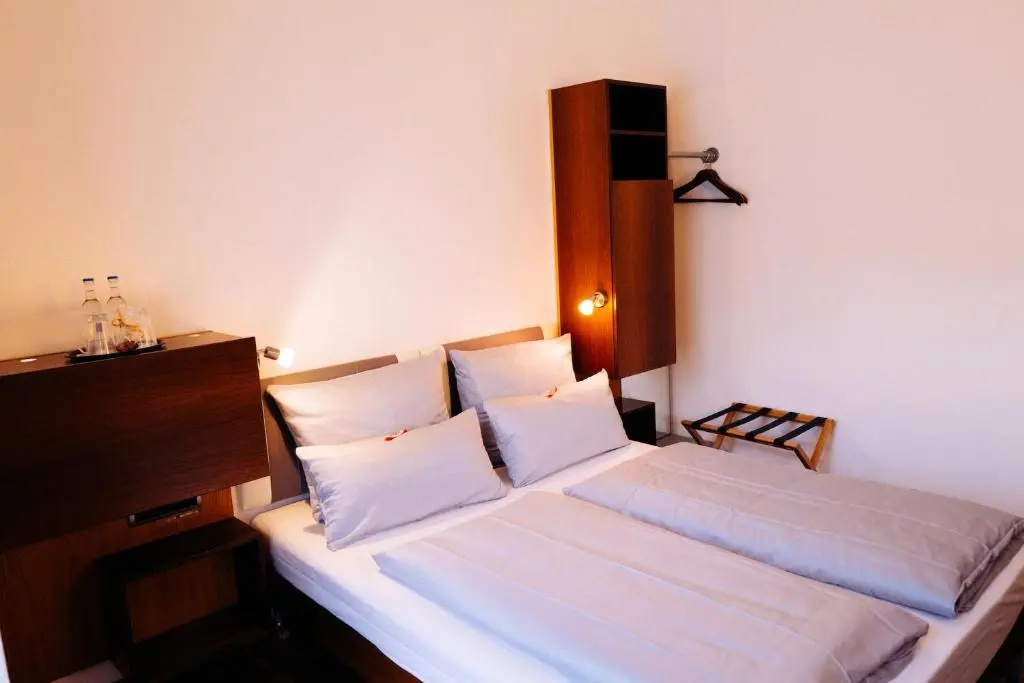 Medium Double room (full double bed)
