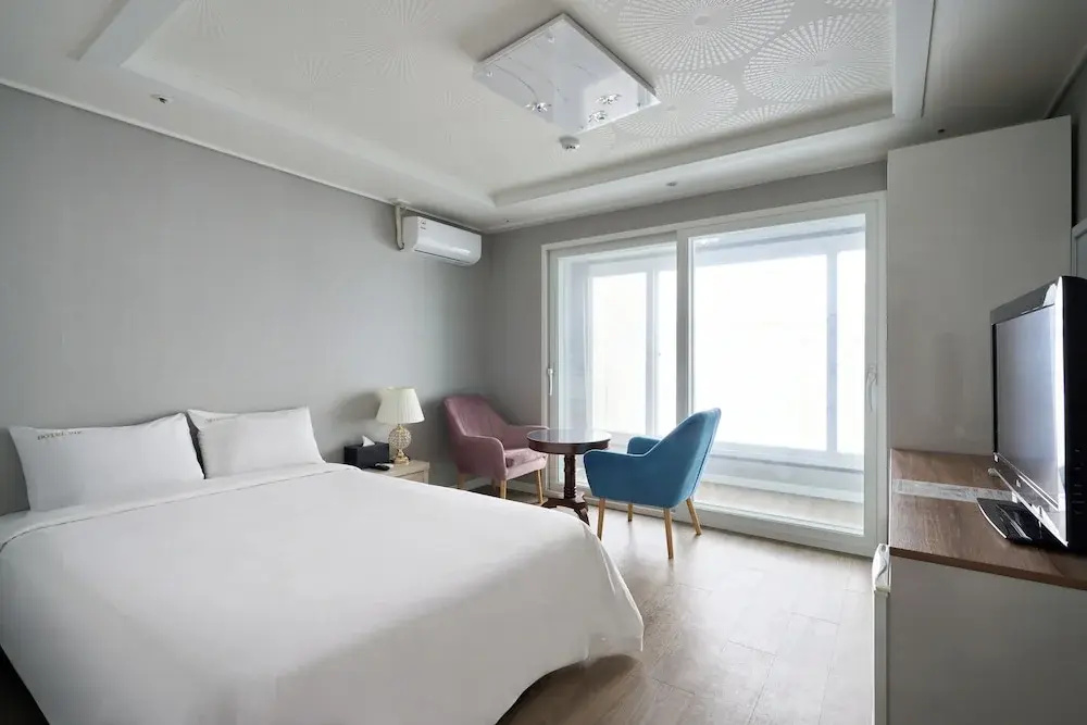 Deluxe Double room (full double bed)