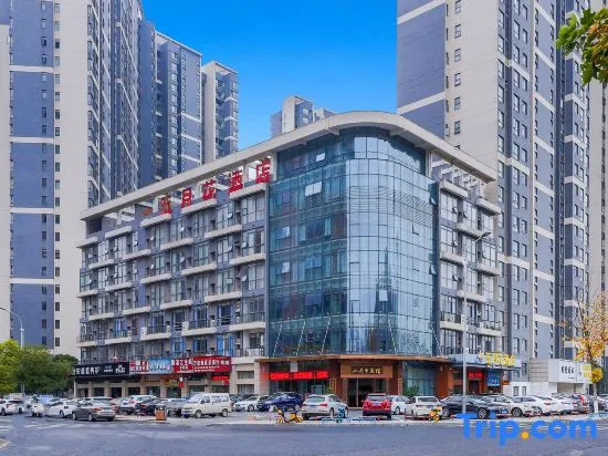 Mayflower Hotel (Binjiang Ecological Park Ji'an Railway Station) in Jian