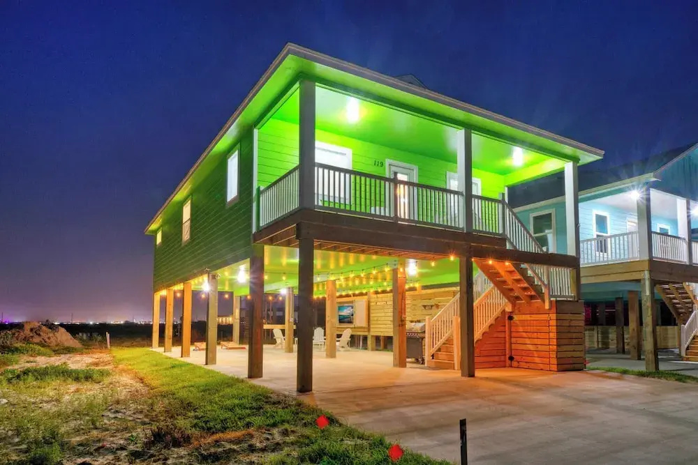 Priv Pool, Covered Patio Lounge w/ Bar, Sunset Views Green Gecko by Avantstay