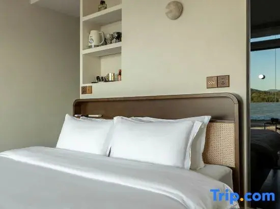 Standard Double room with lake view (full double bed)