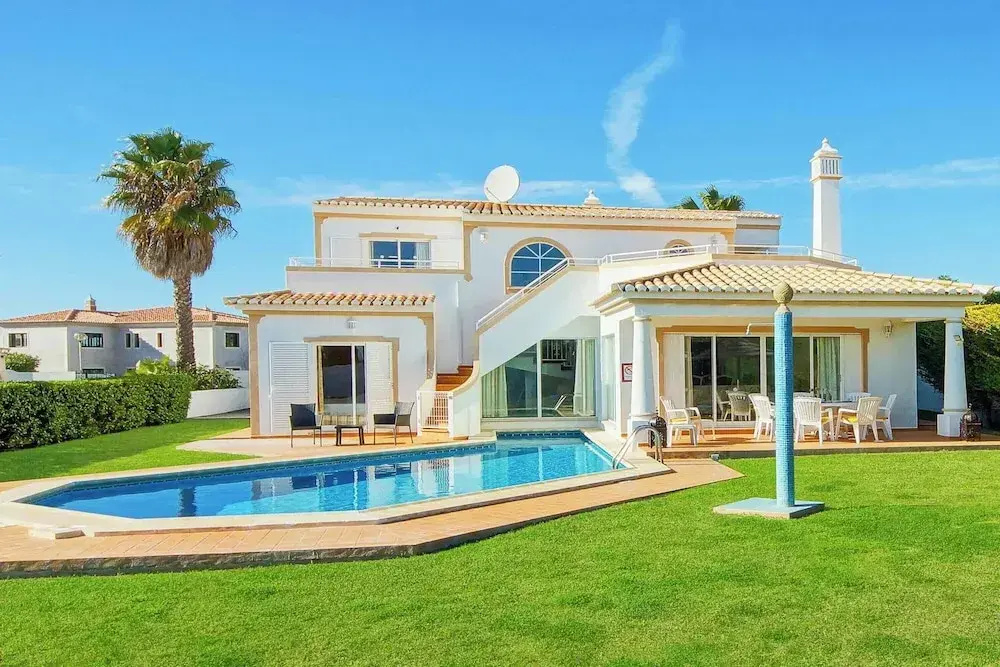 4 Bedrooms Villa with balcony