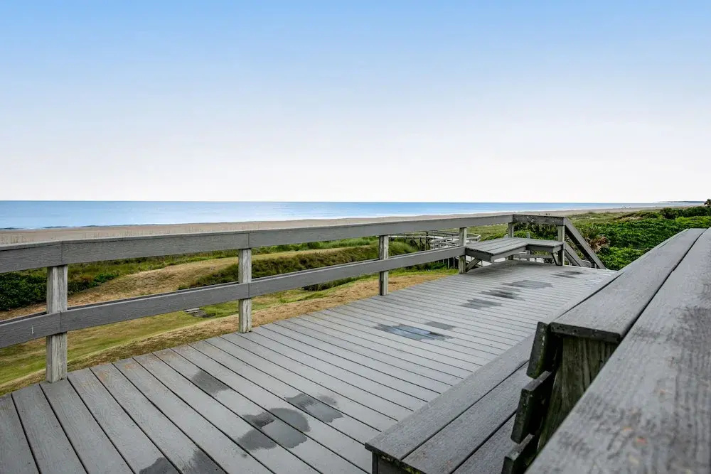 Ocean-view 4th-floor Condo With Balcony, Outdoor Pool & Central AC
