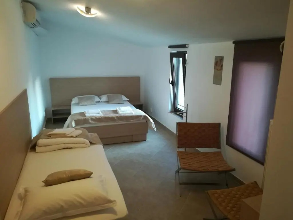 Standard Triple room with garden view