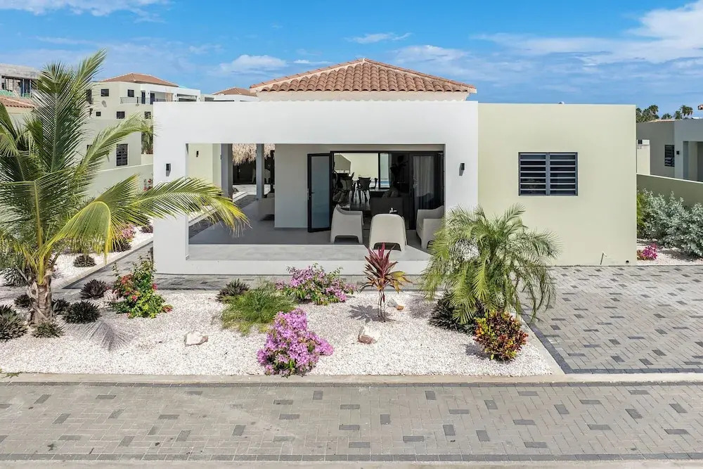 Infinity Blue villa with private pool at Mambo Beach — фото