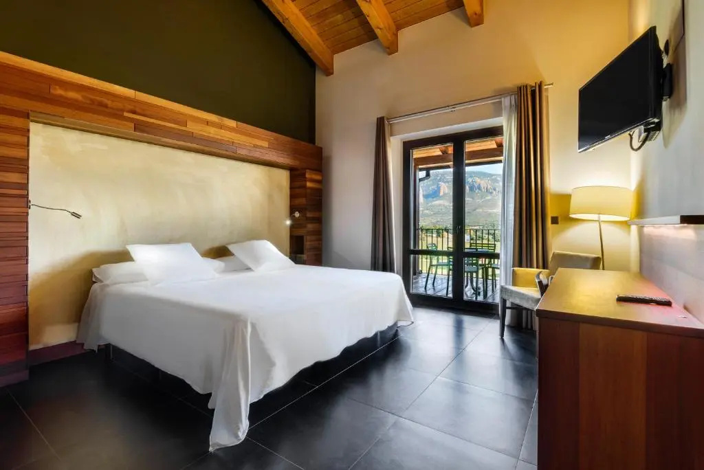 Standard Double room with pool view (full double bed)