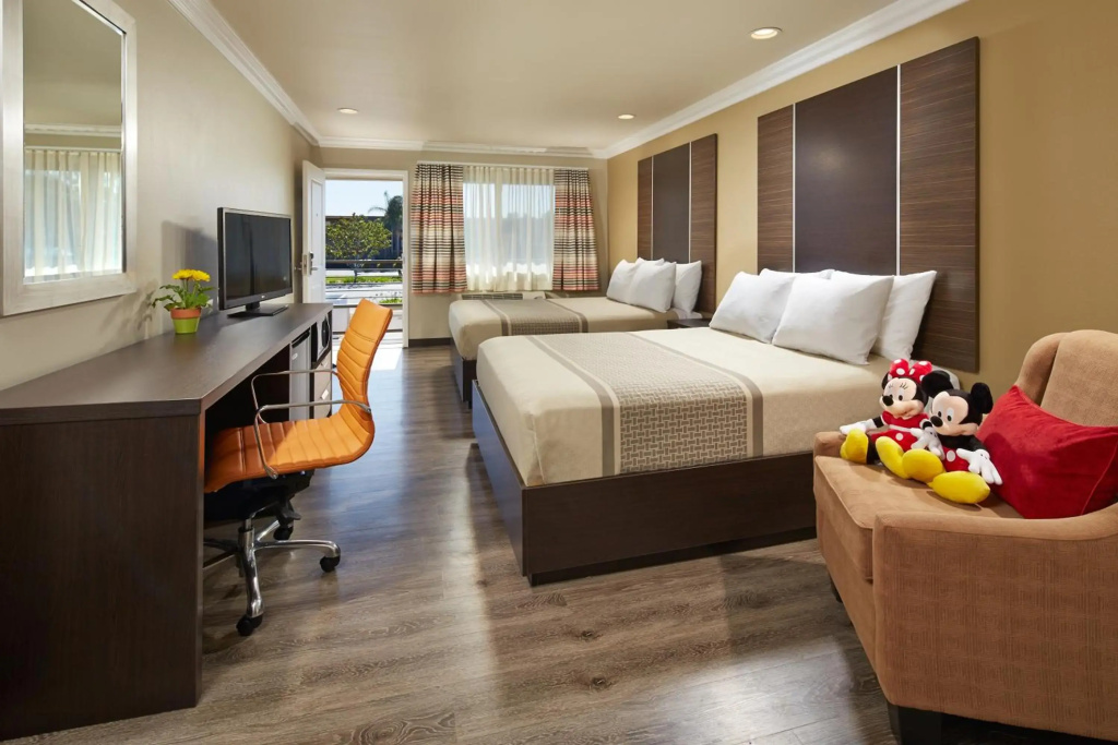 Eden Roc Inn & Suites 2