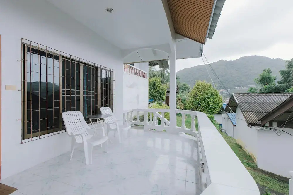Бунгало с балконом в Kataonsea Bungalows